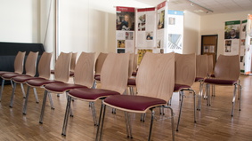 Stuhlreihen in einem Vortragsraum