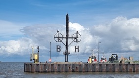 Das Bremerhavener Semaphor mir Schiffen im Hintergrund