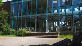 Glasfassade der CvO Schule