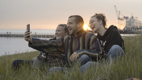 Drei junge Menschen am Bremerhavener Deich