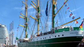 Die "Alexander von Humboldt II" während der Maritimen Tage