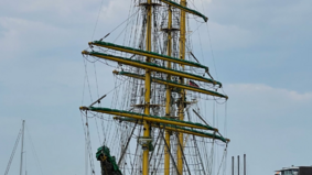 Die "Alexander von Humboldt II" im Neuen Hafen