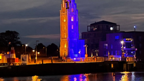 Der Simon-Loschen-Leuchtturm in blauem Licht 