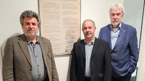 (v.l.n.r.) Mircea Ionescu, Ayhan Gündogdu und Stadtrat Uwe Parpart vor der Charta der Vielfalt