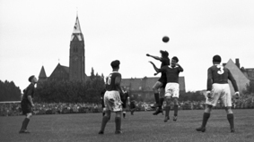 Das Foto zeigt ein Fußballspiel auf dem Zollinlandplatz Mitte der 1950er Jahre.