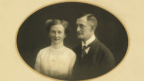 Das Foto von Tete und Tyark Brinkama wurde anlässlich ihrer Verlobung 1913 in Marburg aufgenommen.