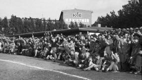 Das Foto zeigt Zuschauer*innen am Bremerhavener Zollinlandplatz, dem „Zolli“, um 1955.