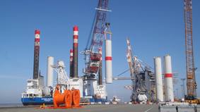 Turbinen für den Offshore-Windpark Nordsee Ost werden verladen