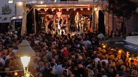 Richtig was los: Live-Musik auf dem Straßenfest der "Alten Bürger"