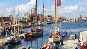 Schiff "Artemis" im Neuen Hafen Bremerhaven