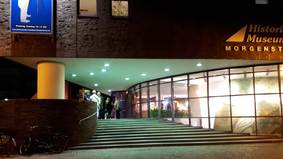 Für die Medien: Das Foto zeigt den Museumseingang bei Nacht.