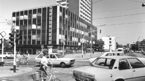 Das Foto aus den 1970er Jahren zeigt das Verwaltungsgebäudes der Stadtwerke an der Ecke Deich- und Fährstraße. 