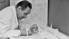 Das Foto zeigt Modellbauer Bernhard Panfil bei der Arbeit im Stadtplanungsamt, 1966.