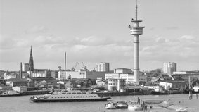 Das Foto im Anhang zeigt die Stadtsilhouette Bremerhavens mit dem neu erbauten Radarturm, den Wohnhochhäusern an der Deichstraße und dem Kaufhaus Horten 1965.