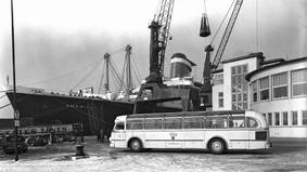 Die Verkehrsgesellschaft Bremerhavn (VGB) nutzte die Popularität des US-Passagierschiffs "AMERICA" an der Columbuskaje für ein Werbefoto.