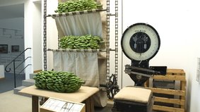 Das Foto zeigt einen Taschenelevator zum Löschen von Bananen sowie eine Waage in der Dauerausstellung des Historischen Museums Bremerhaven.