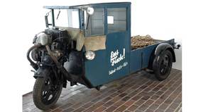 Das Foto zeigt einen dreirädrigen Kleinlastwagen (Baujahr 1931), der von 1931 bis 1972 für den Transport und Verkauf von Fisch eingesetzt wurde.