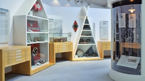 Das Foto zeigt einen Blick in die Abteilung zur Geschichte des „Dritten Reichs“ in der Dauerausstellung des Historischen Museums Bremerhaven.