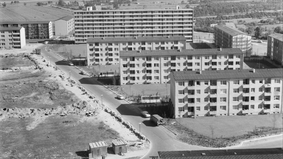 Das Foto von 1963 zeigt mehrere neue Wohnblöcke an der Jakob-Kaiser-Straße in Leherheide-West.