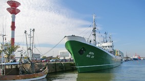 Das Foto zeigt das Museumsschiff FMS „GERA“ im Schaufenster Fischereihafen.