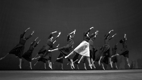 Das Foto zeigt eine Aufführung des Grauerholz’schen Tanzspiels 1973.