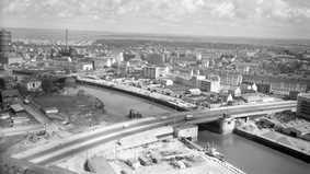 Das Foto von 1963 zeigt die neue Geestebrücke kurz nach der Eröffnung. Seit dem 30. Januar 1964 trägt sie den Namen „Kennedybrücke“.