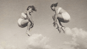 Tänzerin und Turmspringerin Wilma Augat-Deike und eine Freundin im Jahr 1934