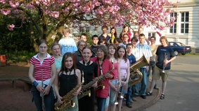 Blasorchester Gruppen auf dem Hof der Jugendmusikschule