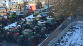 Zahlreiche Traktoren blockieren die Stresemannstraße.