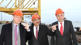 Besichtigten gemeinsam den Containerterminal: Ministerpräsident Stephan Weil (v.l.), Oberbürgermeister Melf Grantz und Eurogate-Geschäftsführer Emanuel Schiffer.