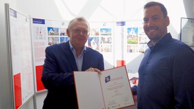 Der 1. Preis des Bremerhavener Sanierungsprieses ALTwieNEU ging an Herrn Helge Barz. Die Urkunde überreichte Bürgermeister Torsten Neuhoff