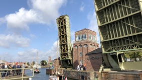 Geöffnete Klappbrücke in Bremerhaven