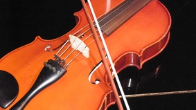 Auf einem Konzertflügel liegende Viola/ Bratsche