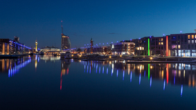 Hafenbecken mit bunten Lichtern in Bremerhaven