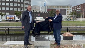 Enthüllten die Baltimore-Gedenktafel: Nils Schnorrenberger (Geschäftsführer der Bremerhavener Entwicklungsgesellschaft Alter/Neuer Hafen, BEAN) und Oberbürgermeister Melf Grantz. 