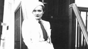 Marlene Dietrich 1933 auf dem Deck eines Schiffes.