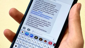 Wer positiv auf das Coronavirus getestet wurde, erhält ab sofort diese SMS über den Dienstleister Climedo vom Gesundheitsamt Bremerhaven direkt auf sein Handy