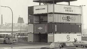Schwarzweiß Fotografie eines Containerturms.