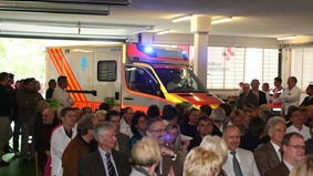 Einfahrt des ersten Rettungswagen der Feuerwehr Bremerhaven als Demonstrationsobjekt im Anschluss an den offiziellen Teil der Veranstaltung