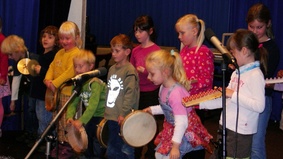 Kinder der MusiKäfer mit Instrumenten