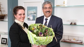 Blumen für die neue Baudezernentin: Oberbürgermeister Melf Grantz mit Dr. Jeanne-Marie Ehbauer bei der Ernennung.