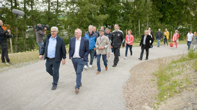 Oberbürgermeister Melf Grantz (lks.) und Bürgermeister Torsten Neuhoff führten die Erstbesteigung des Leherheider Tunnelbergs an