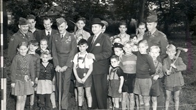 Baubeginn am 21. September 1951: Der amerikanische Brigadegeneral Charles D. W. Cannham beim ersten Spartenstich für das Gorch-Fock-Heim