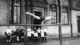 Louis Kleinschmitt turnt am Barren vor der Turnhalle des Geestemünder Turnvereins am Holzhafen im Jahr 1924