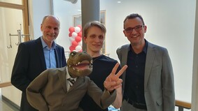 Wespa-Vorstandsvorsitzender Rolf Sünderbruch (links) und Bremerhavens Kulturdezernent Michael Frost (rechts) überreichten den diesjährigen Kultur-Förderpreis an Paul Simon Kemner.