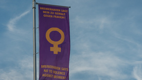 Eine Flagge mit dem Schriftzug "Bremerhaven sagt Nein zu Gewalt gegen Frauen" hängt vor dem Stadthaus.
