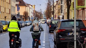 Auf der neuen Fahrradstraße in Bremerhaven haben Radfahrer Vorfahrt und dürfen nebeneinander fahren