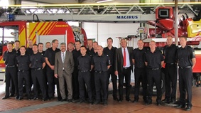 Deutscher Fußballmeister 2011: die erfolgreiche Mannschaft der Feuerwehr Bremerhaven. Dem Team gratulierten Oberbürgermeister Melf Grantz (vorn links), Stadtrat Jörn Hoffmann (5. von rechts) und Feuerwehr-Amtsleiter Jens Cordes (links neben Grantz)