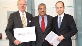 Gemeinsame Präsentation von Geschäftsbericht und neuem Firmen-Logo (von links): Jörn-Michael Gauss (BAB), Oberbürgermeister Melf Grantz und Ralf Stapp (BAB).