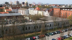 Seit Jahren marode: die städtische Lagerhalle an der Hinrich-Schmalfeldt-Straße. Der größere Teil (vorn) wird abgerissen, der kleinere (rechts) saniert